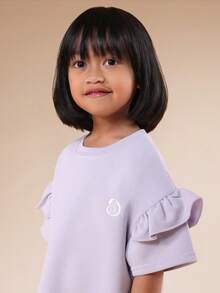 SUMWON 女童荷叶边袖圆领迷你连衣裙，双层袖子设计，饰有刺绣标志 - 紫丁香色 - 查看 5