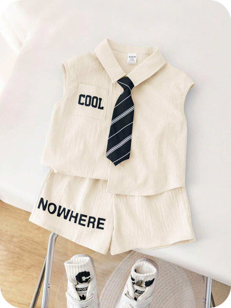 SHEIN Conjunto de 3 piezas que incluye corbata, top sin mangas con estampado de letras azul y cortos de cintura elástica con corbata, para niño pequeño en verano - Albaricoque - Ver 1