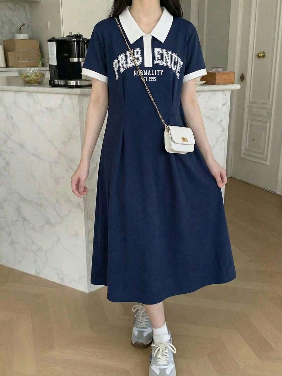 一件少女休闲针织连衣裙,采用英式印花撞色领口和袖口设计,A字修身短袖款式,厚度适中,适合日常穿着、外出、上学、运动、聚会等场合,适合13-16岁女孩,夏季款式。 - 寶藍色 - 查看 1