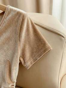 Franclia 优雅丝绒光泽褶皱短袖V领柔软甜美连体衣，适合叠穿 - 杏色 - 查看 7