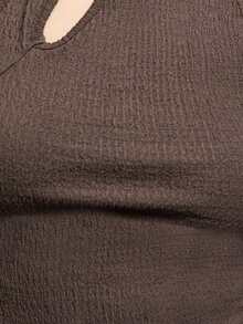 Nöista 这款深棕色无袖背心采用金属质感的中国风纽扣，由质地细腻的针织面料制成，配有立领和钥匙孔设计。修身剪裁尽显精致优雅。是夏季时尚的完美之选，也是都市女性衣橱中不可或缺的百搭单品。 - 咖啡棕 - 查看 3