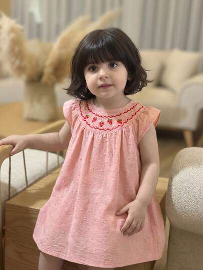 SHEIN Vintaside Kids Baby Girl's Summer Small Cap Sleeve Round Neck Simple Casual Strawberry Embroidered Dress, Suitable For Outdoor Leisure, Camping And Daily Wear