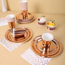 Conjunto completo de pratos, guardanapos e copos descartáveis em tom ouro rosa, ideal para festas, com capacidade para até 16 pessoas. Perfeito para aniversários, casamentos, festas temáticas e piqueniques em família. - Ver 4