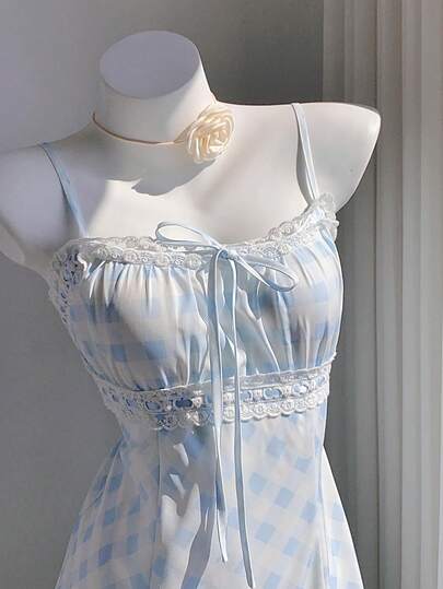 Comfortcana 2026春夏新款女式蓝色格纹吊带拼接蕾丝迷你连衣裙，荷叶边设计，适合复活节、节日、派对、海滩、婚礼、毕业典礼、外出、舞会、生日等场合，风格优雅，休闲、奢华、运动、正式。