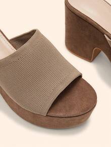 CUCCOO BASICS Giày sandal đế dày màu nâu nhạt đơn giản, thiết kế mũi vuông và quai rộng, tổng thể kiểu dáng thời trang và đa năng, thể hiện khí chất thanh lịch và phóng khoáng. Chất liệu mặt trên mềm mại và thoáng khí, phù hợp cho việc đi lại hàng ngày, các buổi gặp gỡ thân mật và các dịp khác, mang lại sự thoải mái và tự tin. - Màu Khaki - Xem 7