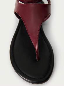 Nöista 勃艮第 T 字带平底凉鞋，线条流畅简约，配有双踝带，打造精致的夏季宾客造型或春季优雅的开斋节庆祝活动。 - 酒紅色 - 查看 7