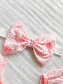 SHEIN Vintaside Kids 女婴、新生儿、婴幼儿、小宝宝、夏季情人节、荷叶边、短袖、吊带款式、可爱粉色水彩条纹爱心图案连衣裙。配有蝴蝶结发带。侧边纽扣设计方便穿脱。梭织面料。A字廓形。适合婚礼、派对、喜庆活动、居家休闲、拍摄满月照等场合。 - 淺粉色 - 查看 8
