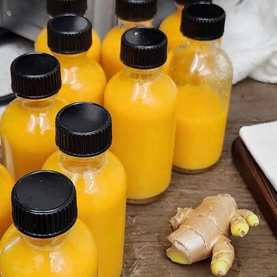 paquete de 12 botellas pequeñas de vidrio transparente de 2 onzas, aptas para contener líquidos como bebidas saludables de jengibre, con tapas a prueba de fugas, botellas de viaje mini, se pueden llenar con jugo, con embudo, aptas para actividades al aire libre.