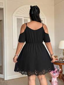 SHEIN Clasi 大尺碼時尚純色露肩中空連衣裙 - 黑色 - 查看 2