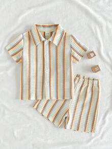 Vintaside Kids 这款男童两件套包含杏色、卡其色和黑色撞色条纹翻领短袖衬衫上衣和短裤，适合春夏穿着，展现复古学院风时尚感。经典的撞色条纹和提花面料厚度适中。纽扣开合设计，方便穿脱。适合日常上学、街头穿搭、居家休闲、参加派对和夏季活动等各种场合。 - 彩色 - 查看 6