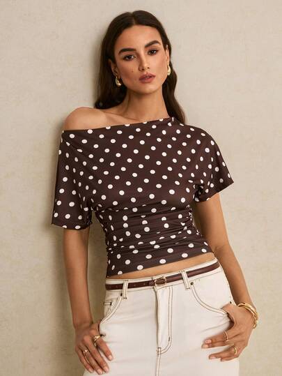 Poéselle Áo thun nữ cổ lệch họa tiết chấm bi thanh lịch, thích hợp cho mùa hè.