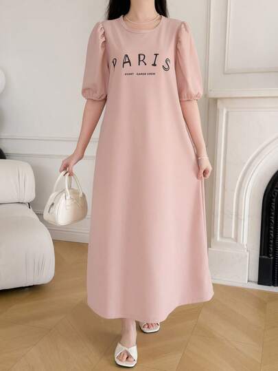 SHEIN Este es un vestido largo, de corte recto, de manga abullonada, de cuello redondo y de ajuste holgado para adolescentes. Su característica única es el patrón de letras en la parte delantera, lo que lo hace adecuado para ocasiones suaves, casuales y sencillas.