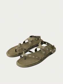 Nöista 铆钉绑带平底鞋。大胆的橄榄绿绒面革饰面，搭配工业风金属孔眼细节和稳固贴合的穿着体验——完美融合了舒适感和都市时尚感。 - 綠色 - 查看 1