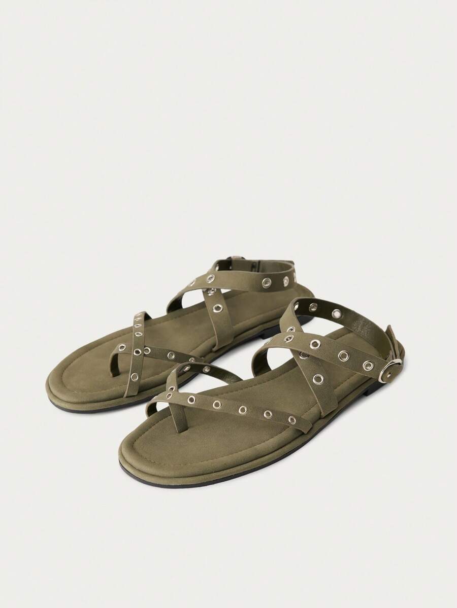 Nöista 铆钉绑带平底鞋。大胆的橄榄绿绒面革饰面，搭配工业风金属孔眼细节和稳固贴合的穿着体验——完美融合了舒适感和都市时尚感。 - 綠色 - 查看 1