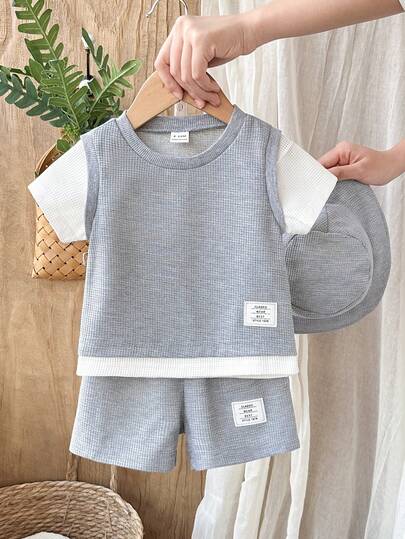 SHEIN Vintaside Kids Conjunto de 3 piezas para bebé niño de verano con gorra, camisa de cuello alto de manga corta con estampado y pantalones cortos. Hecho de tela de gofre con un grosor moderado y una forma bien ajustada. Adecuado para juegos diarios al aire libre, la escuela y las vacaciones. Estilo elegante, adecuado para el ocio familiar, los deportes y las reuniones.
