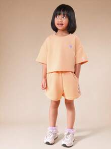 SUMWON 女孩自爱标语露脐上衣和短裤套装，心形印花设计，夏季休闲舒适套装 - 橘色 - 查看 2