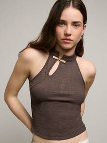 Nöista 这款深棕色无袖背心采用金属质感的中国风纽扣，由质地细腻的针织面料制成，配有立领和钥匙孔设计。修身剪裁尽显精致优雅。是夏季时尚的完美之选，也是都市女性衣橱中不可或缺的百搭单品。 - 咖啡棕 - 查看 1