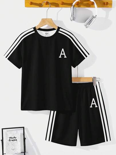 男童休闲舒适时尚简约圆领短袖T恤短裤套装，适合夏季穿着，经典条纹拼接，字母A，黑桃扑克印花