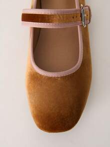 Nöista 金色天鹅绒玛丽珍平底鞋，采用柔软的方形鞋头和精致的搭扣带，营造出奢华复古的风格，为任何场合提供优雅舒适的穿着体验。 - 棕色2 - 查看 7