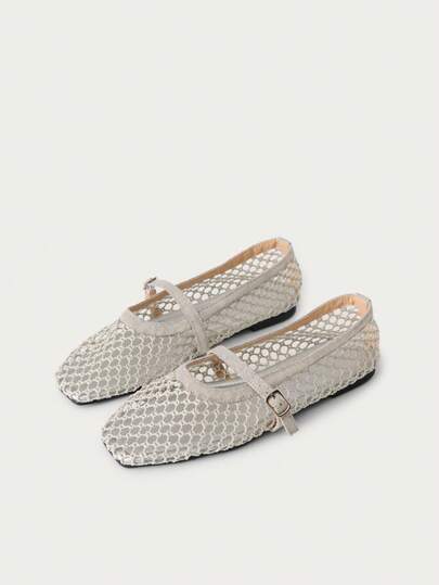 Nöista Srebrne plecione sandały typu Mary Jane z misternym wzorem siateczki i regulowanym paskiem – idealny wybór na wiosenne imprezy, sezon festiwalowy lub nowoczesny wygląd na Eid z przewiewnością i komfortem lata.