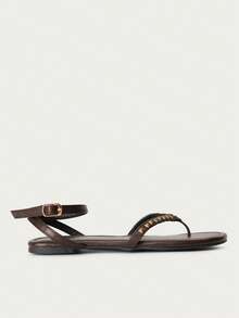 Nöista 巧克力棕色铆钉人字拖凉鞋，饰以古金色金字塔图案——大胆前卫的轮廓，适合节日风格、春季街头服饰或轻松的夏季宾客造型。 - 棕色Z - 查看 3