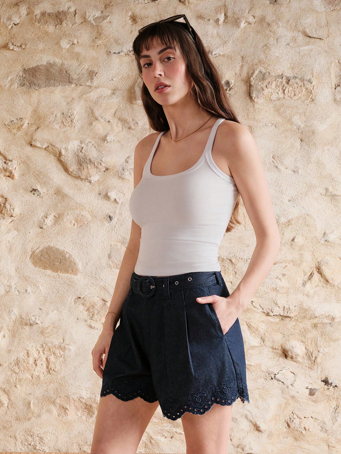 Short en jean foncé taille haute avec ceinture et détail de ourlet à bord festonné brodé, printemps été
