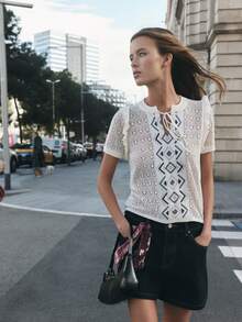 Nöista 纹理针织上衣，中央饰有几何图案，短款荷叶边袖，系带领口。休闲装，适合春季、夏季和海滩穿着。 - 米色 - 查看 3