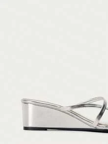 Nöista 金属银色坡跟凉鞋，不对称绑带，流畅的人字拖鞋型——未来感十足，闪亮夺目，是夏季宾客装扮、开斋节派对或活力四射的节日造型的理想之选。 - 銀色 - 查看 5