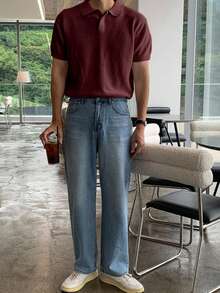 عنابي اللون