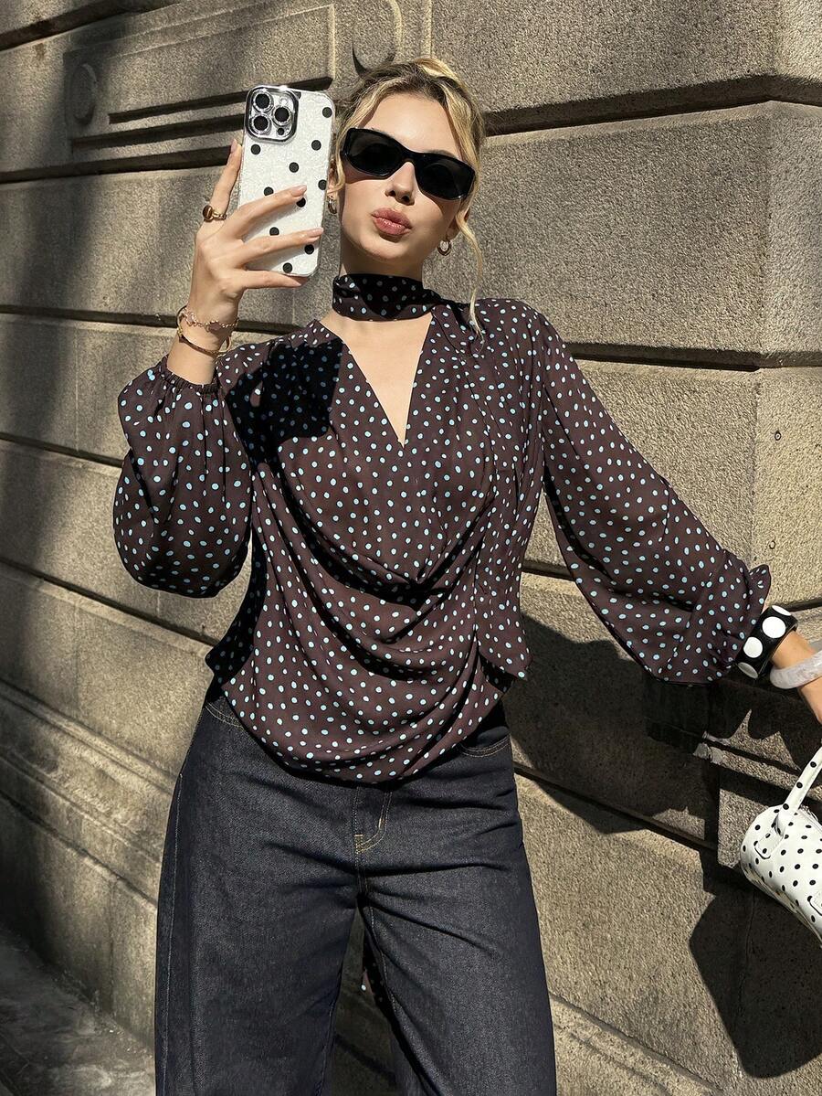 MainGRL 女士春夏度假青春活力套装，棕色底蓝色波点荷叶边领雪纺衬衫，适合度假、日常穿着、浪漫约会等场合。 - 棕色 - 查看 1