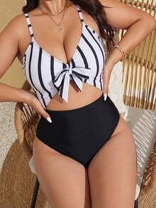 SHEIN Swim Curve 加大码女式连体粉色花卉印花深V领可调节系带简约可爱泳衣，适合海滩和泳池 - 黑與白 - 查看 1