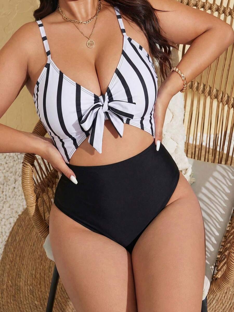 SHEIN Swim Curve 加大码女式连体粉色花卉印花深V领可调节系带简约可爱泳衣,适合海滩和泳池 - 黑與白 - 查看 1