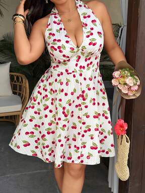 Sunnyshic Vestido mini favorecedor con cuello halter, escote en V con cordón, sin mangas, hombros descubiertos, cintura ceñida y bajo acampanado, estampado de cerezas, para mujer talla grande, vestido de verano sexy para vacaciones, vestido de mujer con estampado de frutas, vestido de mujer con estampado de fresa