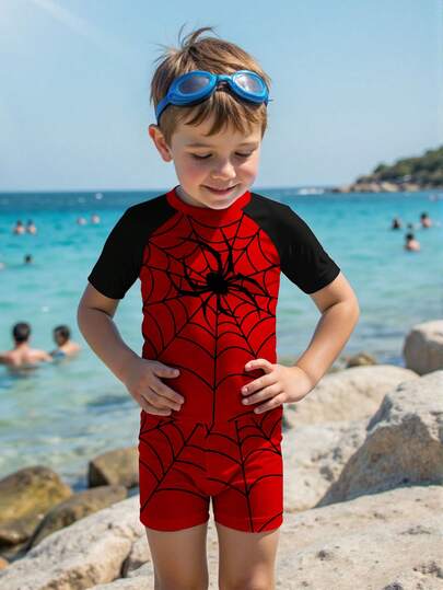 SHEIN 男童休闲宽松圆领短袖T恤短裤泳装套装，适合夏季穿着。经典酷炫的蜘蛛网印花设计，适合冲浪、游泳、海滩度假等场合。