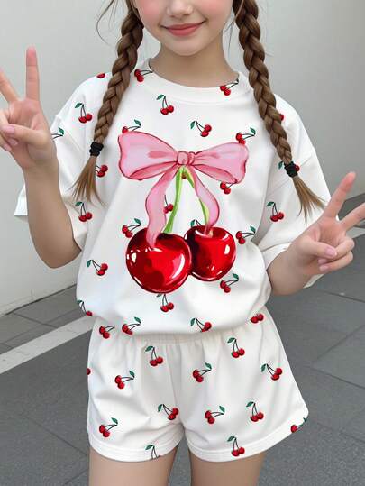 两件套少女休闲可爱蝴蝶结樱桃和迷你樱桃波点印花短袖上衣和短裤套装，适合夏季、儿童秋季时尚、儿童舒适、甜美风格、价格实惠的时尚、周末穿搭、返校时尚、花卉时尚、秋季新款、Y2K风格、女孩套装、两件套、少女服装、儿童套装、花卉流行、轻松舒适、舒适的春夏风格、度假、夏季