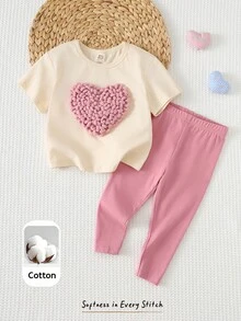 Cozy Pixies 2件套女婴/幼儿爱心图案T恤和裤子套装，刺绣爱心图案圆领短袖柔软针织上衣，松紧腰裤子，可爱舒适，适合休闲、运动、度假、旅行等各种场合。 - 彩色 - 查看 3