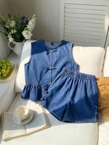 SHEIN Conjunto de 2 peças com top sem mangas de tecido lavado liso com bainha franzida e amarração frontal, com shorts de cintura elástica em Denim, adequado para primavera e verão boho, férias, temporada vintage, praia, mar, formatura elegante, macacão casual feminino, roupas de verão, roupas de primavera, roupas de praia femininas, roupas de férias femininas, look de Dia dos Namorados, look de formatura - Lavagem Média - Visão 3