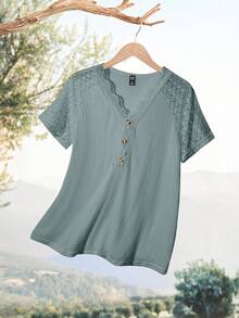 EMERY ROSE Camiseta de manga corta con cuello en V y botones, de uso versátil y diario, para mujer de talla grande - Celeste - Ver 8