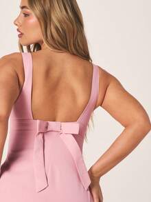 MISSGUIDED 粉色紧身迷你连衣裙，深V领口，后背系带设计，非常适合派对、鸡尾酒会、晚宴等场合。 - 粉色 - 查看 5