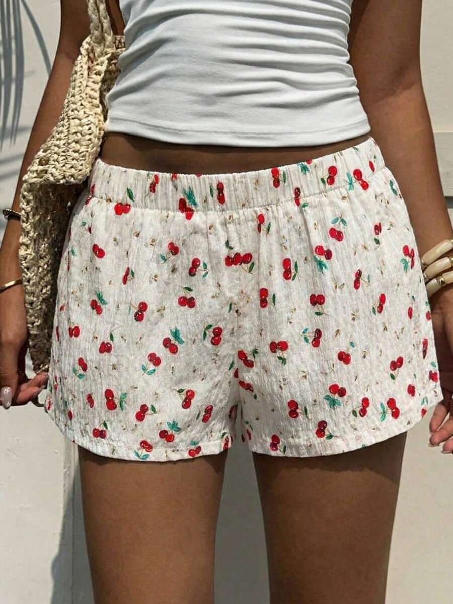 MainGRL Quần short nữ SHEIN phong cách thường ngày trẻ trung, năng động với họa tiết quả anh đào khắp thân quần, cạp trung bình, chất liệu vải in hoa anh đào, thích hợp cho mùa xuân/hè, đi biển hoặc nghỉ mát. - Nhiều màu - Xem 1