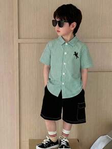 SHEIN Little Byeori 1 chiếc áo sơ mi ngắn tay cổ bẻ kẻ sọc phong cách casual college đơn giản, thời trang, thoải mái, tiện dụng và đa năng cho bé trai, set đồ đi học, phù hợp cho tiệc sinh nhật, tiệc tối, biểu diễn, đám cưới, lễ rửa tội, lễ khai giảng, mặc hàng ngày, đi học, đi du lịch, chơi thể thao, dùng cho mùa xuân và mùa hè - Màu xanh lá cây đậm - Xem 1