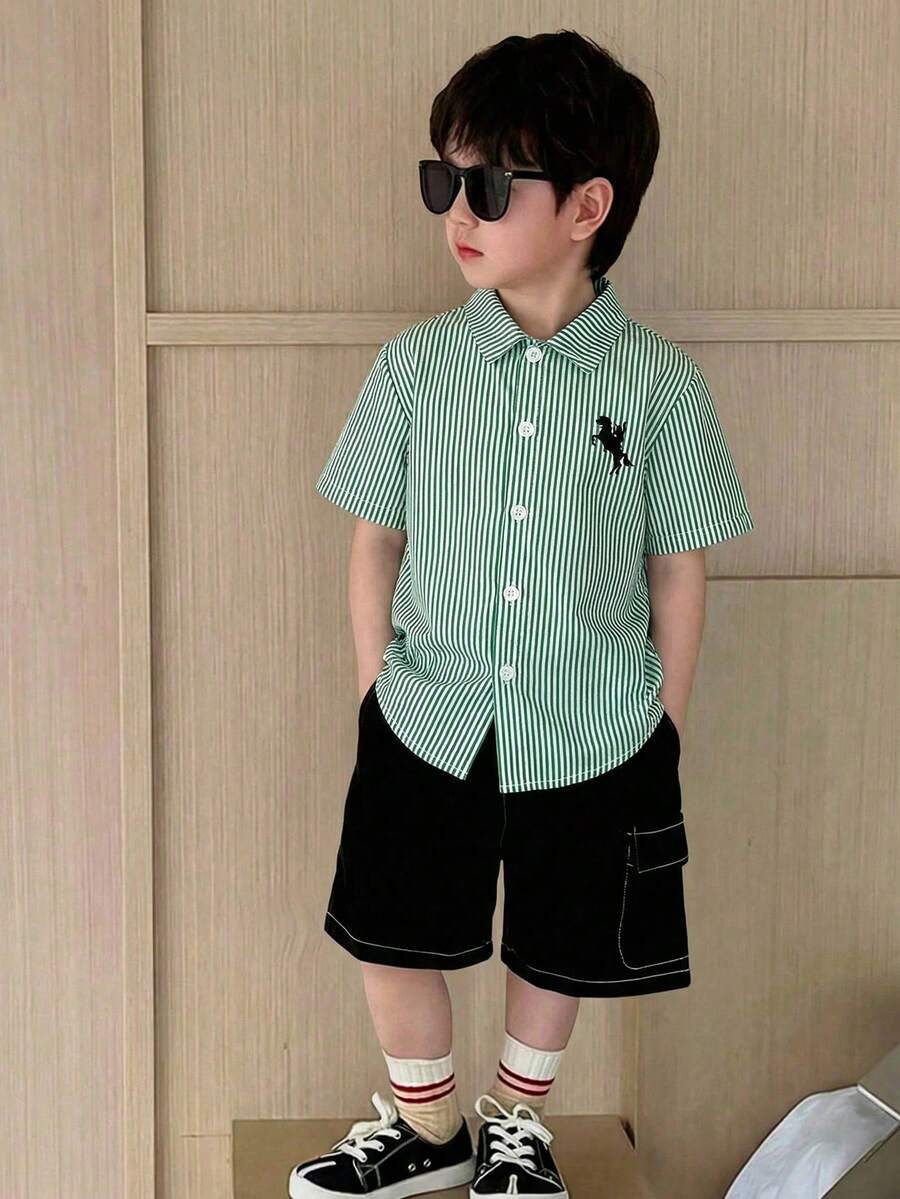 SHEIN Little Byeori 1 chiếc áo sơ mi ngắn tay cổ bẻ kẻ sọc phong cách casual college đơn giản, thời trang, thoải mái, tiện dụng và đa năng cho bé trai, set đồ đi học, phù hợp cho tiệc sinh nhật, tiệc tối, biểu diễn, đám cưới, lễ rửa tội, lễ khai giảng, mặc hàng ngày, đi học, đi du lịch, chơi thể thao, dùng cho mùa xuân và mùa hè - Màu xanh lá cây đậm - Xem 1