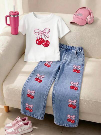 SHEIN 这款少女樱桃蝴蝶结T恤套装，甜美又时尚。以“樱桃与蝴蝶结”为装饰元素，定位为“甜美俏皮风，少女休闲品牌”，适合年轻女性日常穿着。整体配色以白色、蓝色和粉色为主，兼具甜美与休闲风格。短款T恤搭配阔腿裤，适合周末购物和校园日常穿着。