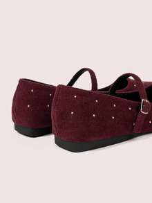 CUCCOO DOLLMOD Zapatos planos de ante burdeos con punta cuadrada, decorados con mini remaches y cinturón - Burdeos - Ver 4