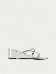 Nöista 金属银色坡跟凉鞋，不对称绑带，流畅的人字拖鞋型——未来感十足，闪亮夺目，是夏季宾客装扮、开斋节派对或活力四射的节日造型的理想之选。 - 銀色 - 查看 2