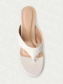 Nöista 这款别致的白色坡跟人字拖凉鞋，采用简洁的极简主义绑带和增高鞋底，为夏季婚礼宾客、开斋节派对或清新春日造型带来精致优雅的风格。 - 白色 - 查看 4