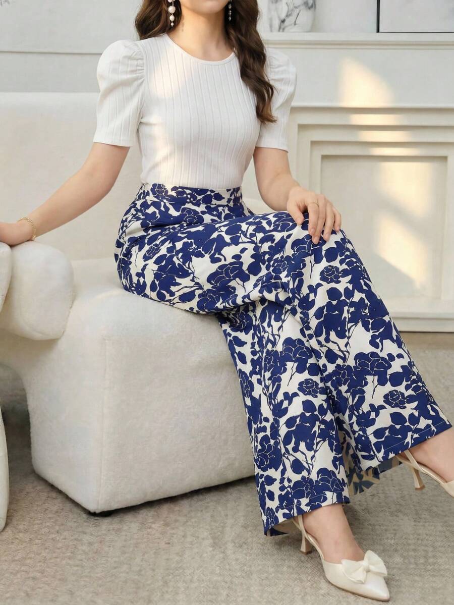 SHEIN Conjunto de dos piezas de camiseta de punto acanalado blanco sólido y pantalones cortos con estampado floral y cinturón para adolescentes, adecuado para verano, graduación, vuelta al colegio, vacaciones, festival, almuerzo, festival de música, ropa de conjunto de dos piezas, conjunto de dos piezas para niñas, conjunto de dos piezas para adolescentes en verano, conjunto de dos piezas estilo preppy - Azul y blanco - Ver 1