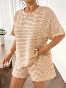 SHEIN Frenchy 2件套加大码夏季新款度假T恤短裤套装，2件套女士宽松条纹圆领T恤和松紧腰条纹裤，春夏仿毛衣套装，春夏风格，卡其色，休闲套装，家居服，休闲睡衣，新年睡衣，亲子圣诞睡衣套装，女士休闲套装，棕色两件套，春季女装。女士春夏度假两件套：针织两件套，适合派对、约会、海滩、邮轮、嘉年华、复活节和其他场合。简约时尚的度假风格，假日服装，波西米亚风女士沙滩装，花卉立体纹理面料套装，女士夏季短裤套装，女士夏季休闲套装，针织两件套。 - 黑與白 - 查看 2
