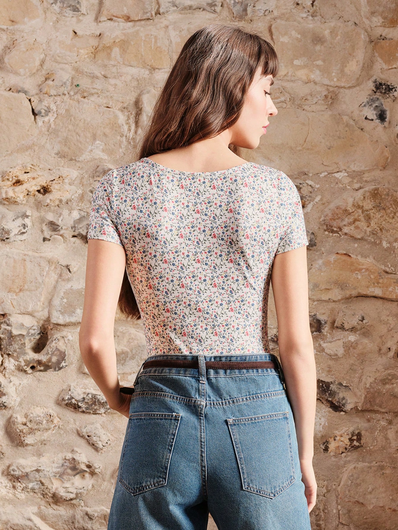 Body w drobne kwiatowe wzory, ściągaczowe, z ozdobnymi guzikami z przodu, wiosenno-letni, swobodny, boho