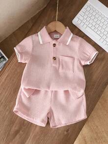 SHEIN Bộ 2 món đồ bé trai sơ sinh màu hồng, áo polo ngắn tay và quần short lưng thun, phong cách thường ngày mùa hè, phối màu tương phản, bo gân, size 3M-3T, đồ gia đình đồng bộ - Hồng - Xem 1